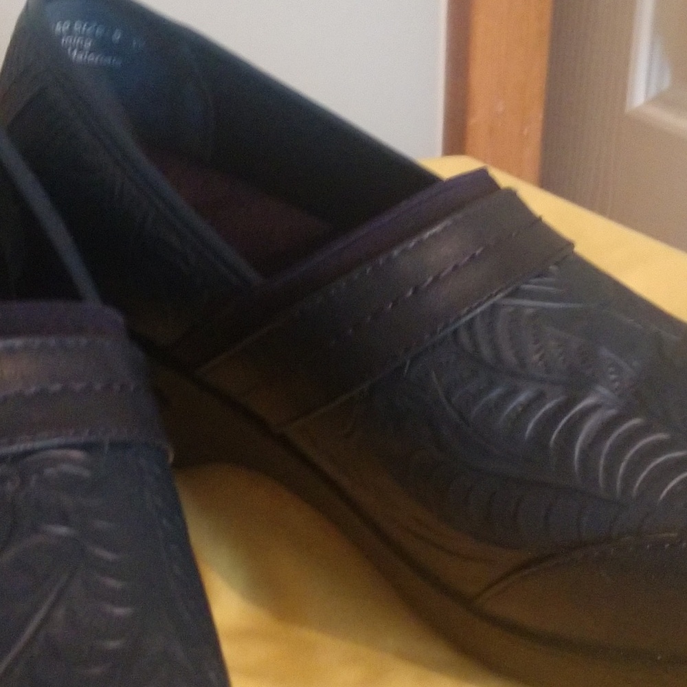 Like new Easy Street clogs